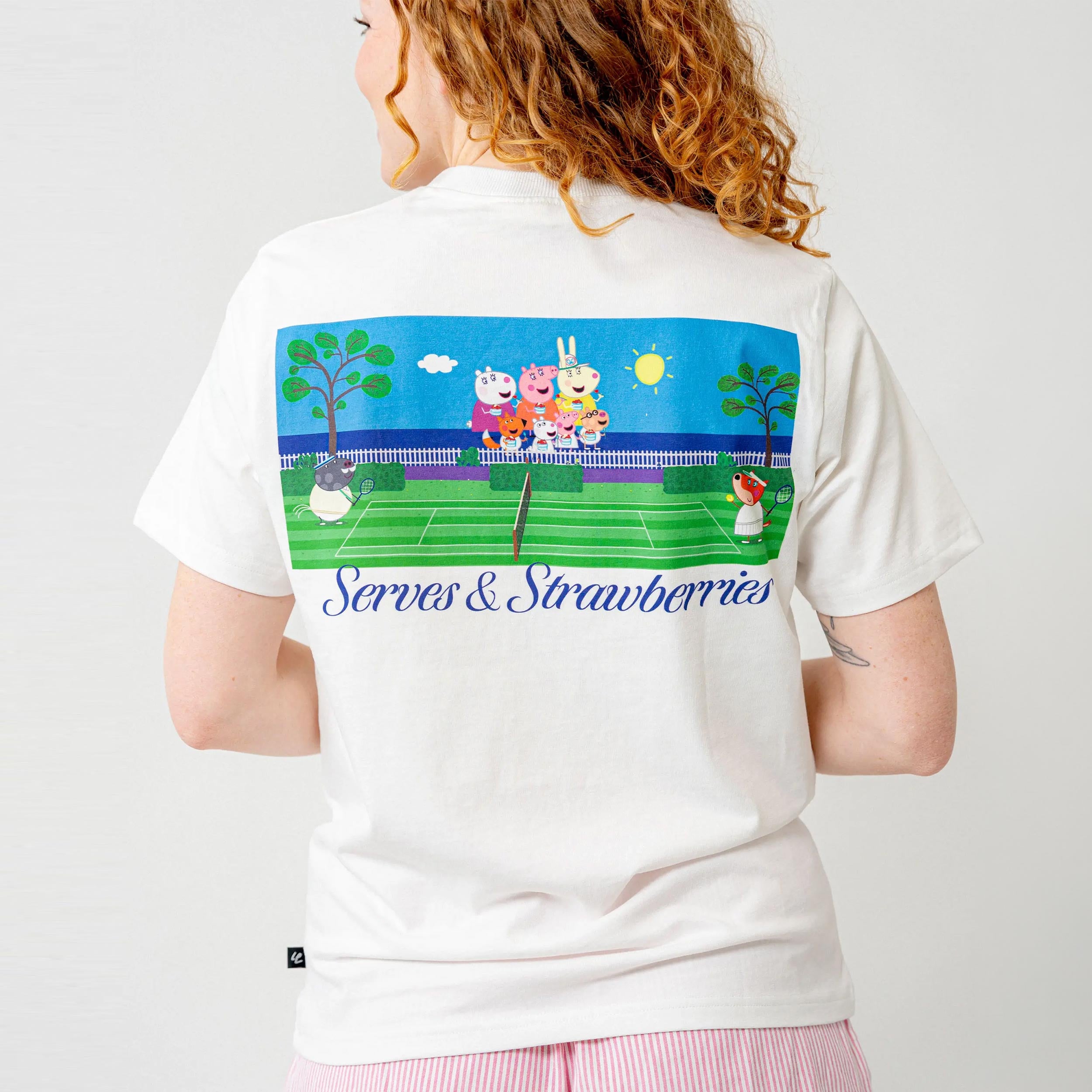 Lobster & Lemonade Peppa Pig Serves & Strawberries – '94 Campus T-shirt Unisex - vit